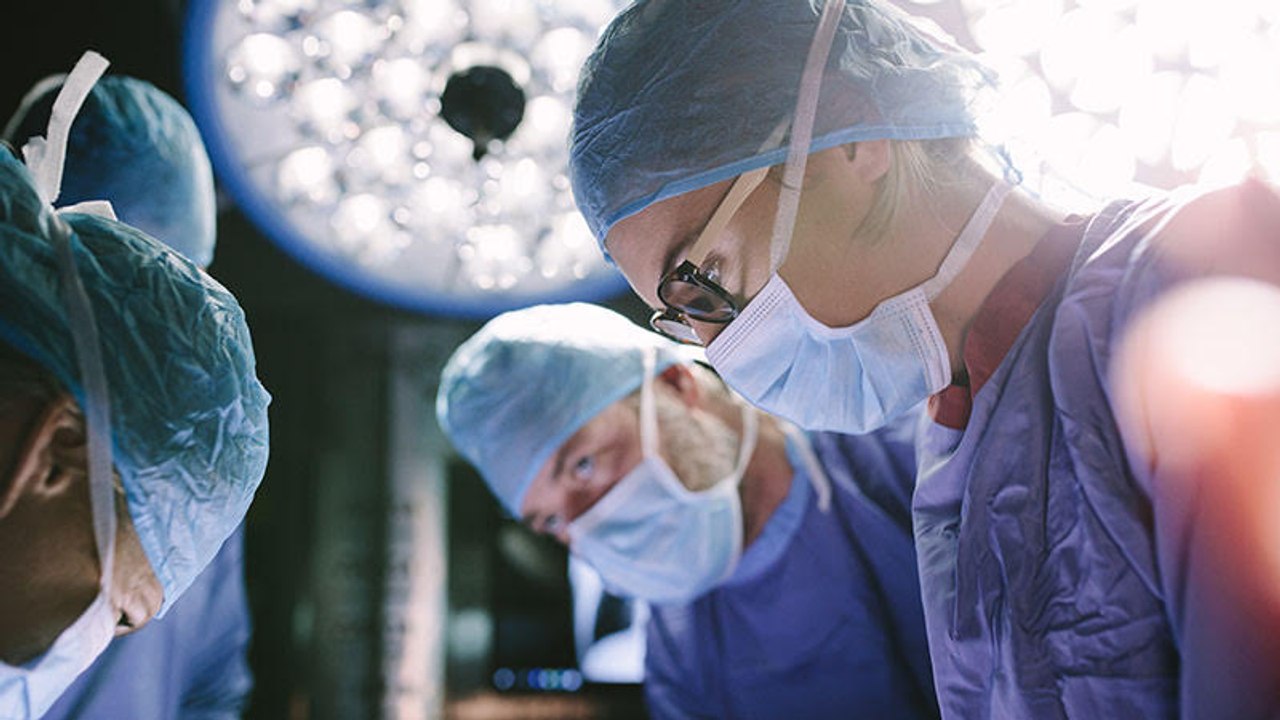 Mann will Schönheits-OP, doch die Ärzt:innen setzen an falscher Körperstelle an