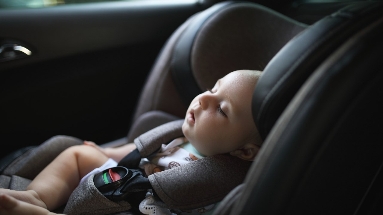 Mutter geht bei brütender Hitze einkaufen und lässt Baby im Auto zurück