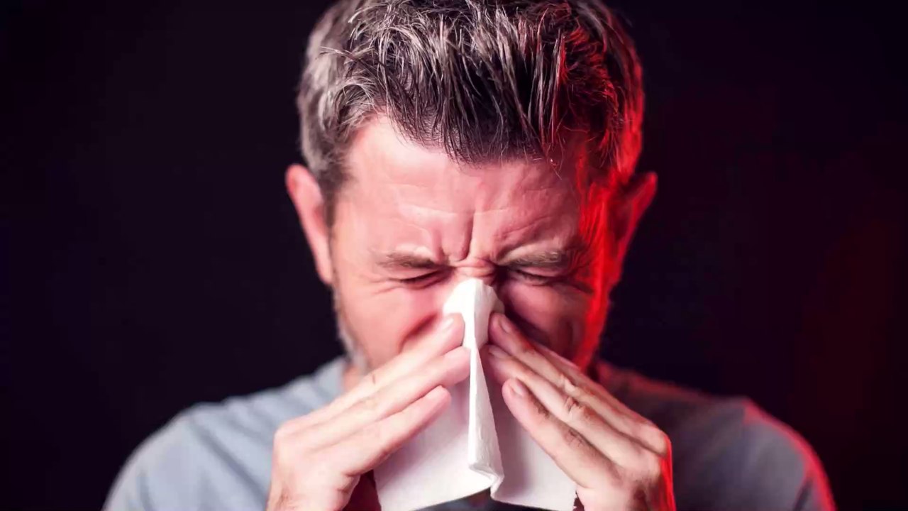 Mann denkt, er hat Schnupfen: Dann zieht ihm der Arzt etwas aus der Nase