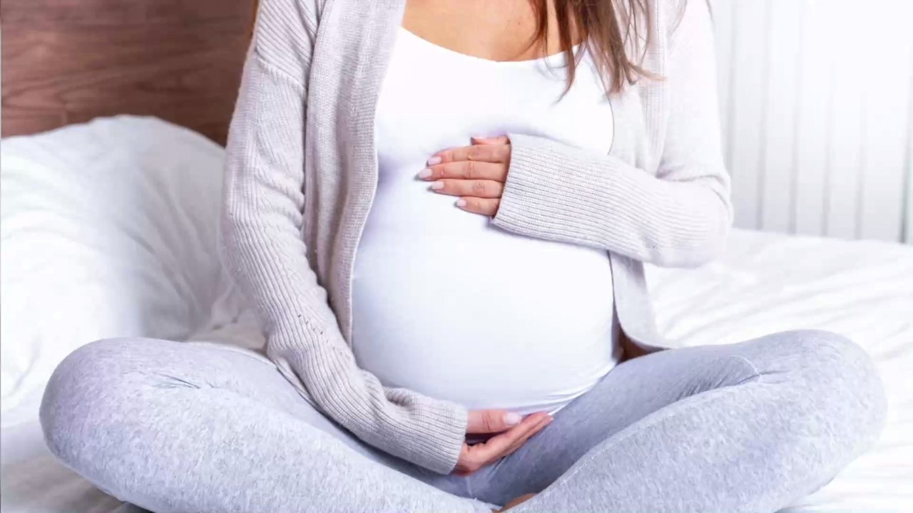 Schwangere wird wegen Babybauch im Netz beleidigt