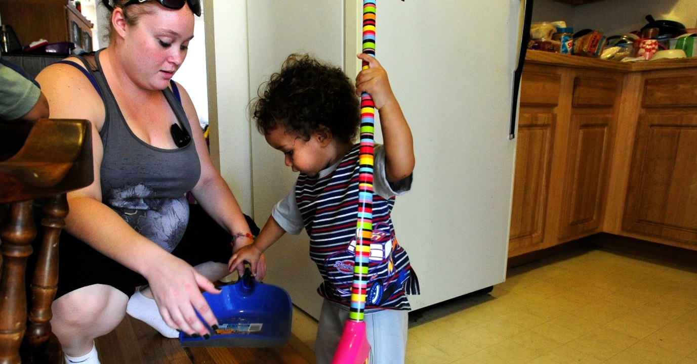 Frühkindliche Entwicklung: Studie enthüllt, dass Kinder im Haushalt helfen sollten