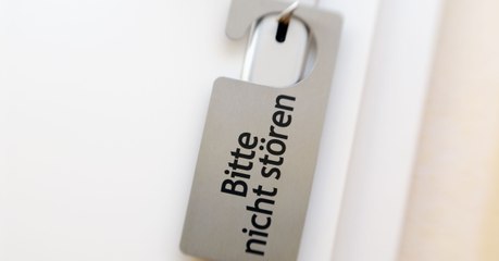 Experte warnt: Darum sind Schilder an Hotelzimmertüren gefährlich!