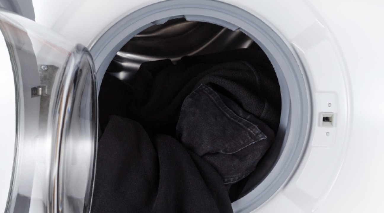 3 Tipps, damit deine Kleidung länger schwarz bleibt