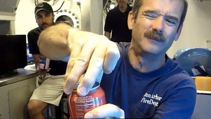 Cet homme ouvre sa canette de soda au fond de l'océan, le résultat est incroyable !