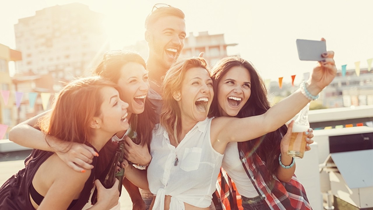 Bei Selfie mit Freunden übersieht junge Frau ein wichtiges Detail, das ihr beinahe zum Verhängnis wird