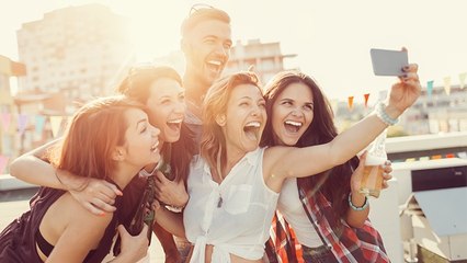 Bei Selfie mit Freunden übersieht junge Frau ein wichtiges Detail, das ihr beinahe zum Verhängnis wird