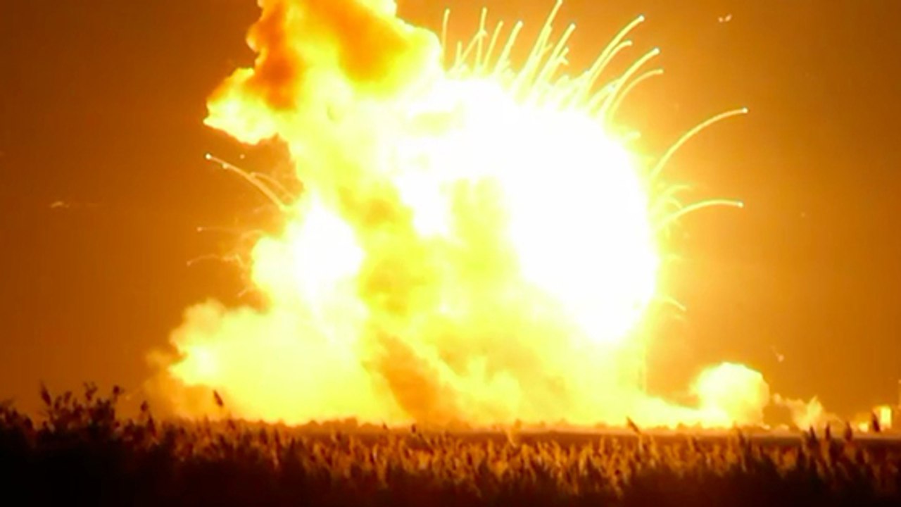 Une fusée Antares de la NASA disparait dans une incroyable explosion après son décollage