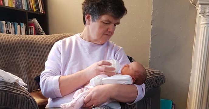 55-Jährige bringt ihr eigenes Enkelkind zur Welt