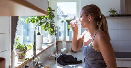 Aufgeräumt und nicht zu tief: Diese Tricks in der Küche helfen dir beim Abnehmen