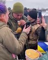 Teslim olan Rus askerinin gözyaşları! Ukraynalılar karnını doyurdu