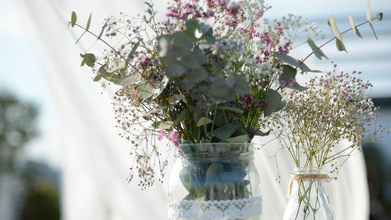 BSo wählt ihr die richtige Blumendeko für eure Hochzeit
