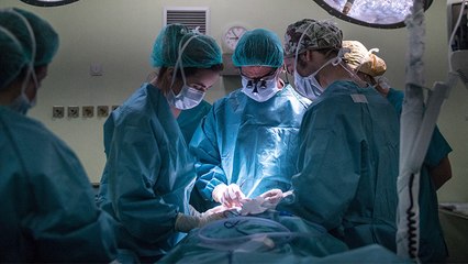 Not-OP wegen Zyste: Ärzte finden unerwartete Dinge im Bauch der Frau