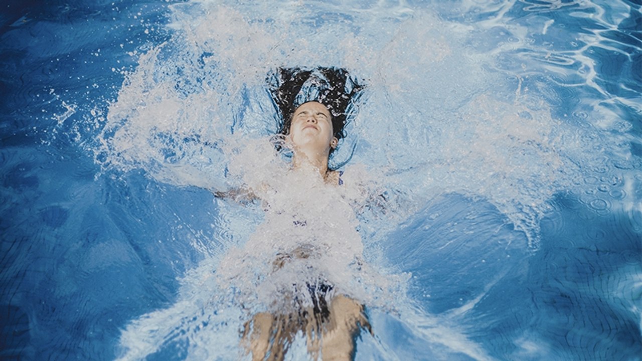Frau erfrischt sich im Pool, dabei erleidet sie lebenslangen Schaden am Auge