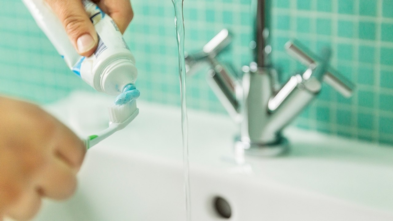 Bestimmte Zahnpastasorte kann Karies fördern und sogar Krebs verursachen