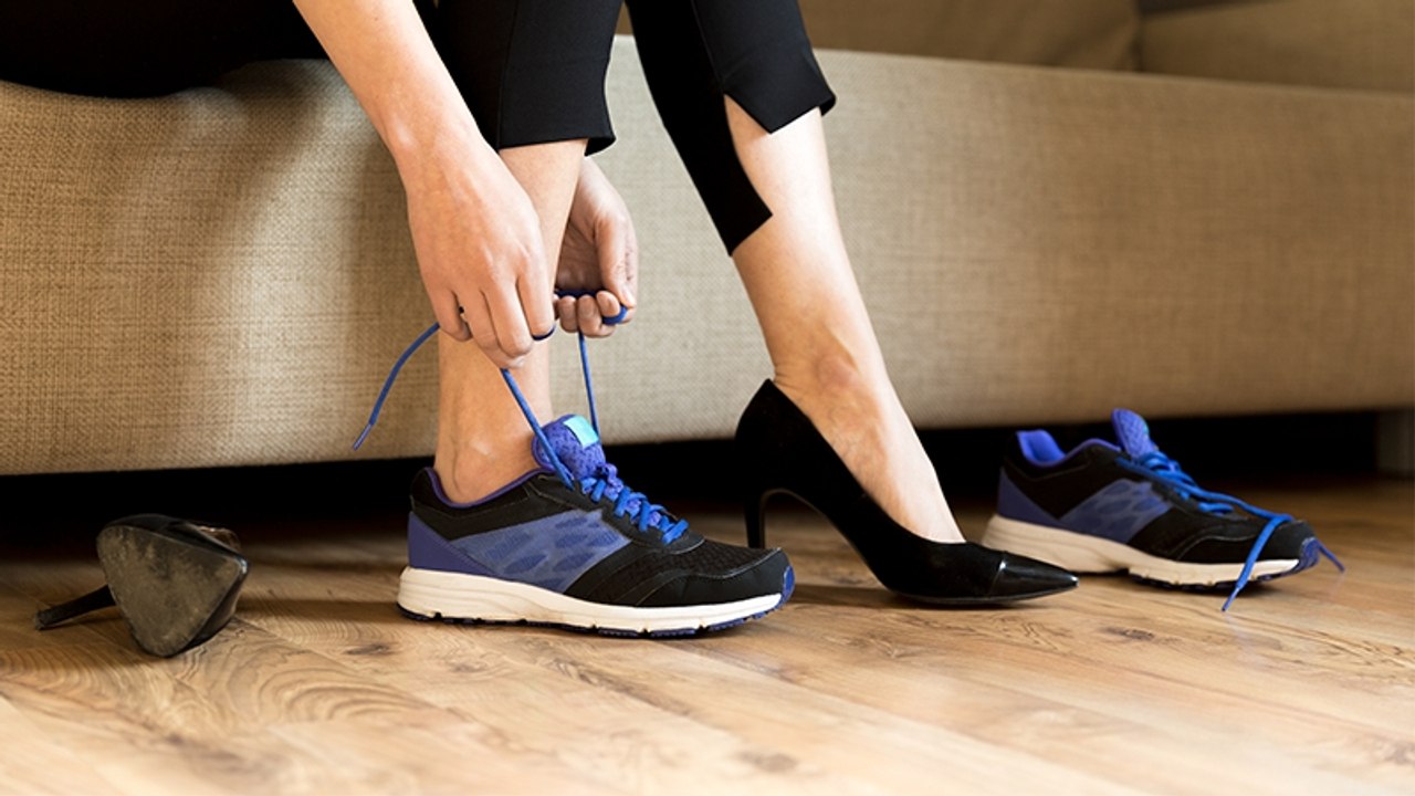 Statt turnschuhe: unfassbar in welchem beruf diese frau high heels tragen muss