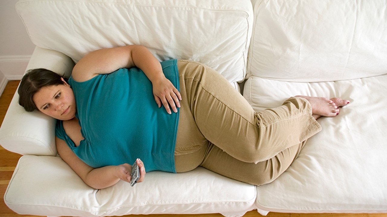 Fernsehen macht dick: Abendliches TV-Ritual führt zu Übergewicht