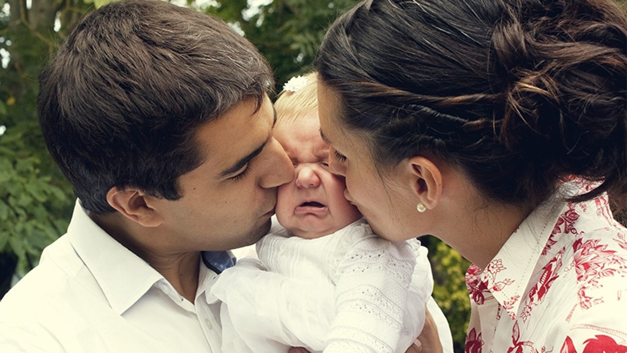 Aus diesem Grund sollte ein Baby bei der Taufe niemals geküsst werden!