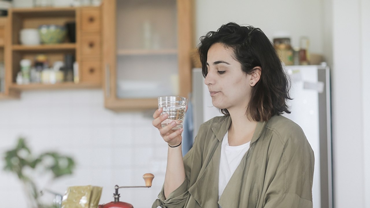 Millionen Deutsche trinken es, doch es verursacht Haarausfall, Zahnschäden und Gewichtszunahme