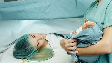 Schwiegermutter nutzt körperliche Schwäche nach der Geburt aus: Sie hintergeht die Mama aufs Heftigste