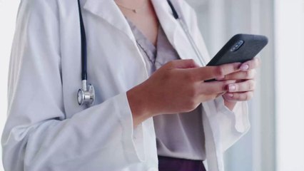 Zum Spaß lädt er sich eine App herunter: Dann rettet sie ihm das Leben