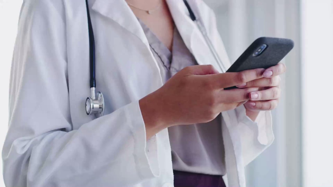 Zum Spaß lädt er sich eine App herunter: Dann rettet sie ihm das Leben