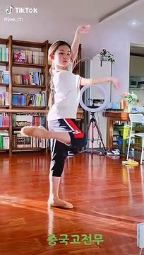 Bé gái được ví như bản sao của Lưu Diệc Phi