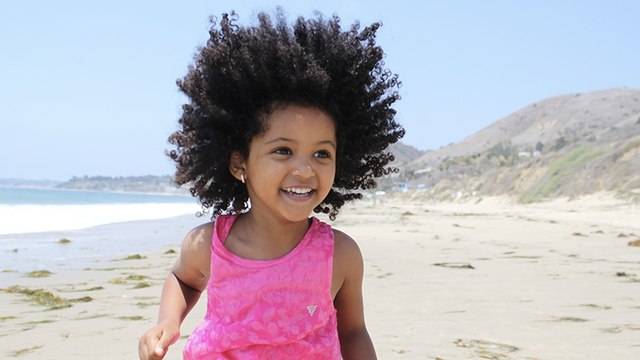 Mädchen spielt am Strand: Dann machen Ärzte eine ekelige Entdeckung in ihrem Fuß