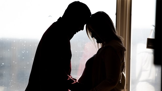 Gleich nach der Geburt von ihren Zwillingen, erfährt die Mutter die ganze Wahrheit