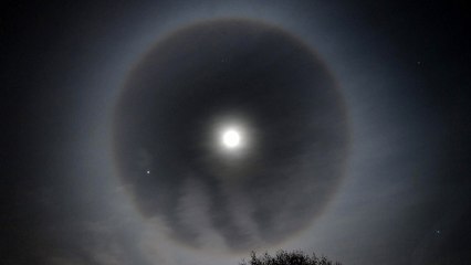 Un étonnant halo apparait autour de la Lune dans le ciel du Royaume-Uni