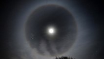Un étonnant halo apparait autour de la Lune dans le ciel du Royaume-Uni