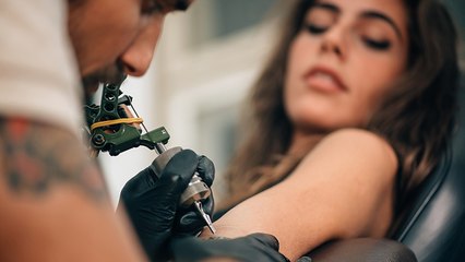 Ein neuer Tattoo-Trend könnte bald Leben kosten