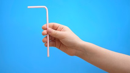 So einfach könnt ihr euch mit einem Strohhalm Locken machen