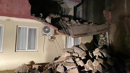 Antalya'da gece yarısı çıkan hortum mahalleyi savaş alanına çevirdi