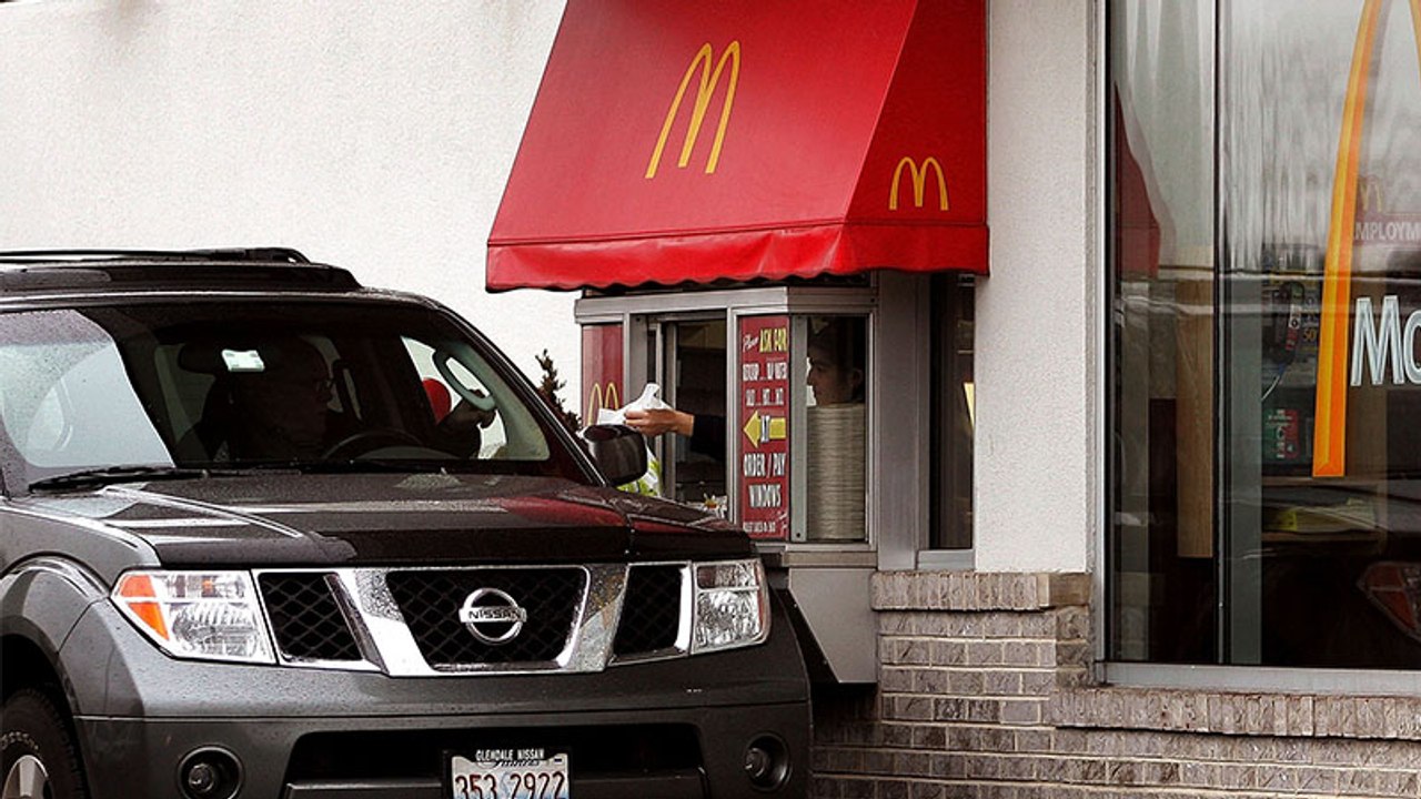 McDonalds-Mitarbeiter erstaunt: Frau fährt in ungewöhnlichem Zustand durch den McDrive
