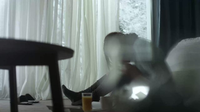 Seit ihrer Geburt: Frau schockiert, was im Inneren ihrer Eierstöcke wächst