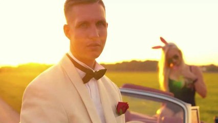 Corona-Challenge: Felix Krull leckt aus Spaß Haltestange und Geländer in der U-Bahn ab