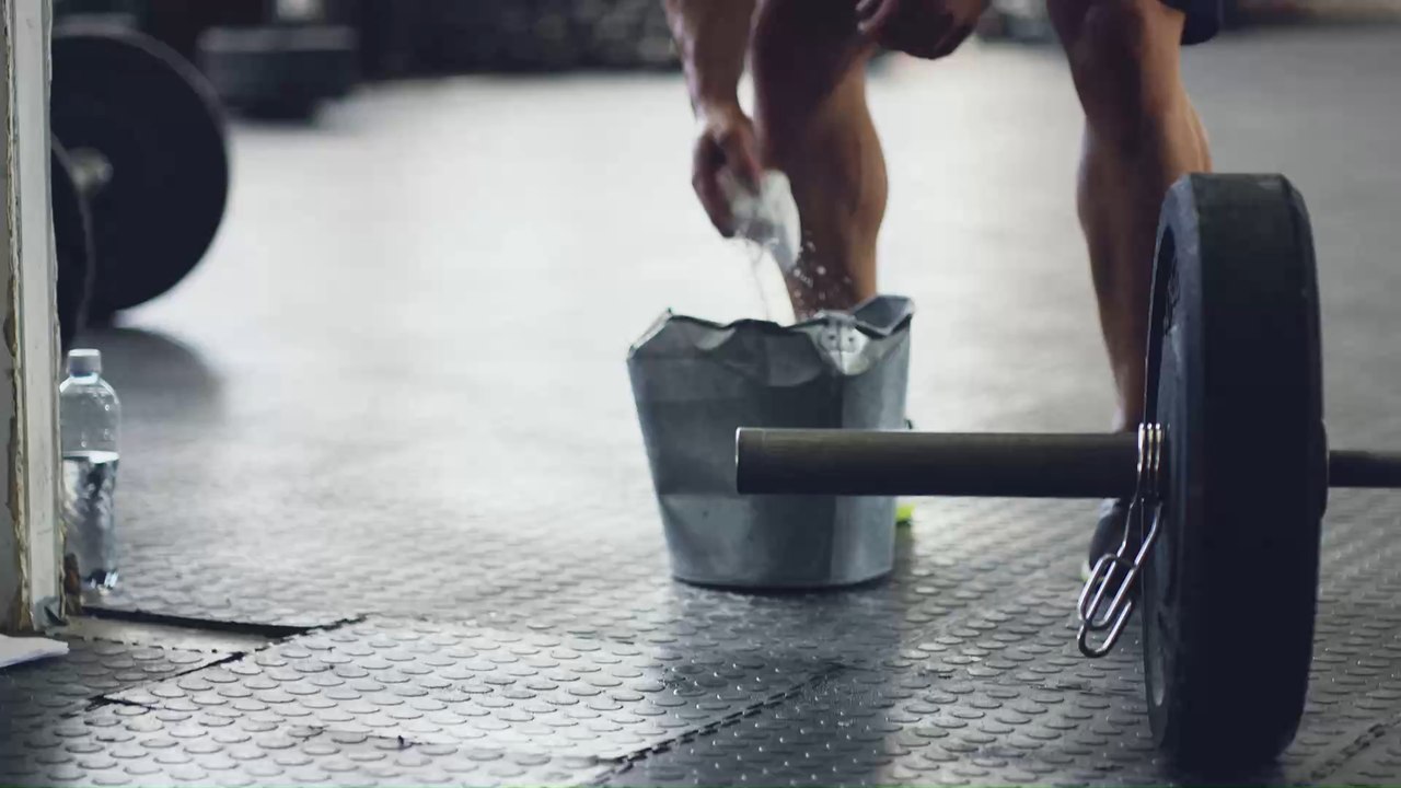 Männliches Model zeigt Kindern, wie sie mit Sport Traumata überwinden können