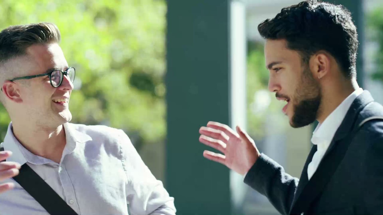 Obdachloser fragt nach Tee, um sich aufzuwärmen, doch dann bekommt er viel mehr