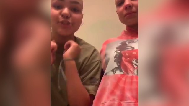 Beautiful: woman shaves her head & eyebrows to support her little sister undergoing chemotherapy