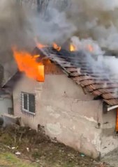 SULTANBEYLİ'DE GECEKONDU ALEV ALEV YANDI