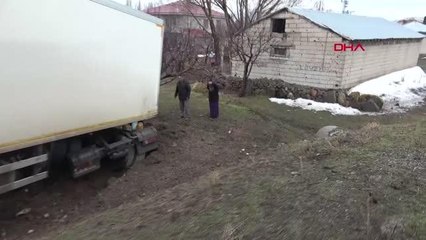 TIR EVİN BAHÇESİNE UÇTU, SIZAN YAKITI TEHLİKEYE ALDIRIŞ ETMEYEN VATANDAŞLAR BOŞALTTI