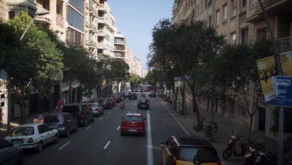 Coches circulando por el centro de Barcelona
