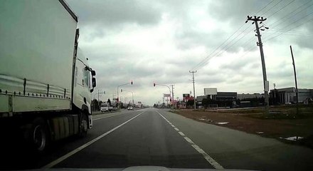 Kırmızı ışıkta geçen tır kazaya davetiye çıkarttı