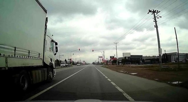 Kırmızı ışıkta geçen tır kazaya davetiye çıkarttı