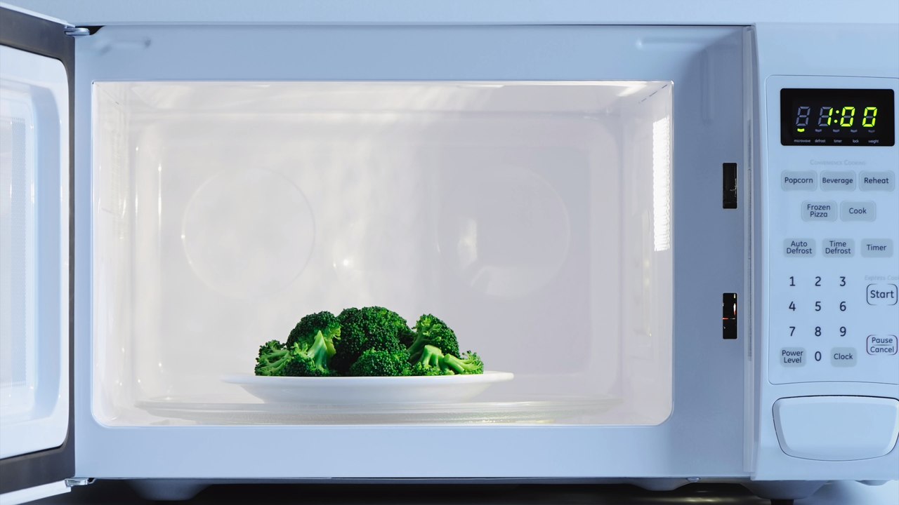 So reinigt ihr in nur wenigen Minuten eure Mikrowelle
