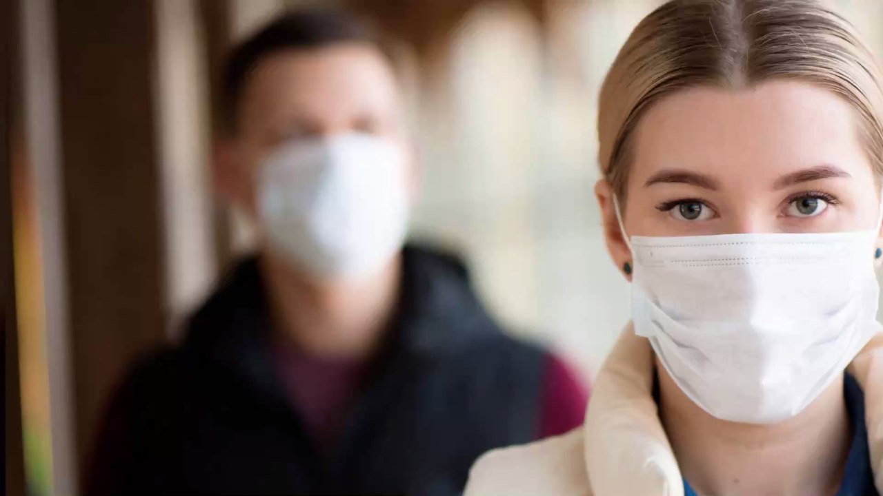 Schutzmasken im Alltag: Kann das Tragen im Sommer gefährlich werden?