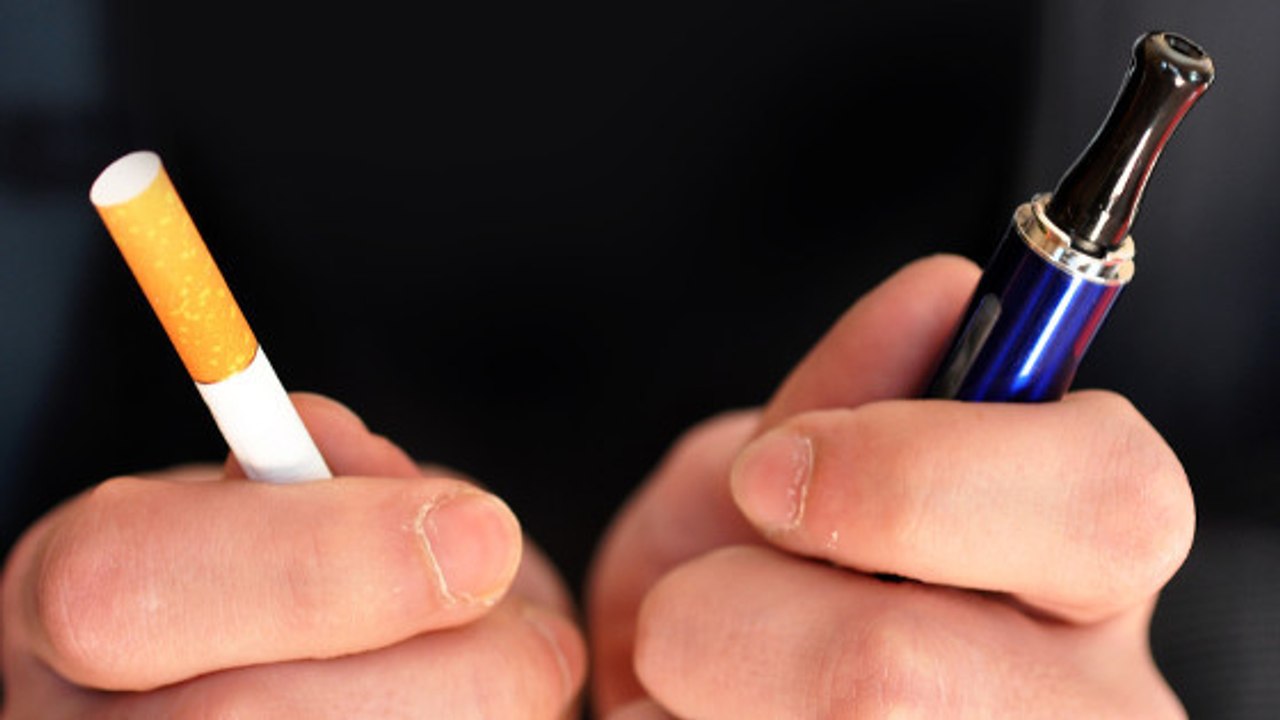 Cigarette électronique : vapoter présente-t-il vraiment moins de dangers que fumer ?