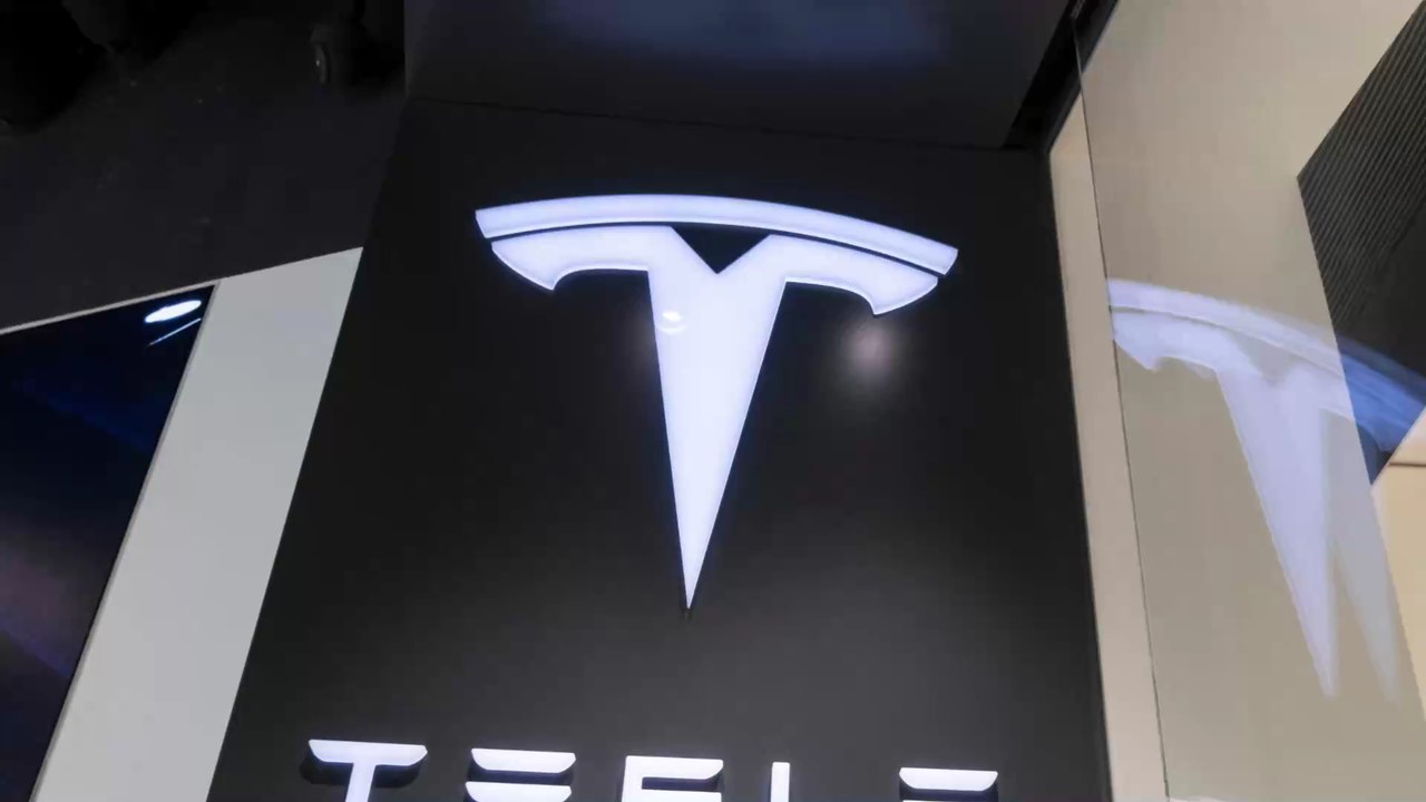 Tesla: Mann verursacht Unfall, weil er während der Fahrt einen Film schaut