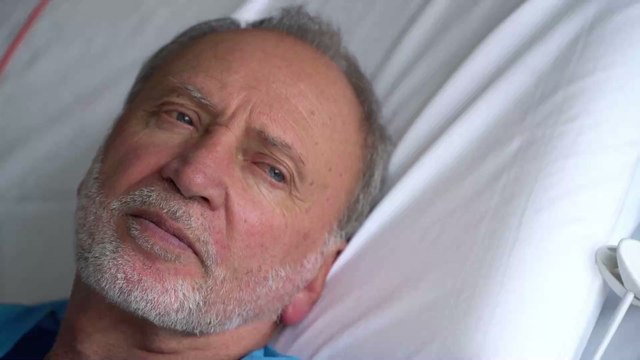 Toter Vater liegt bereits im Aufbahrungsraum: Doch plötzlich atmet er wieder!