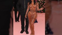 Kanye West findet Kims Kleid 